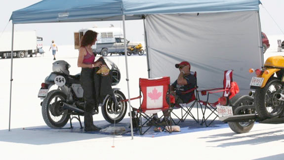 sue_ducati_900_bonneville_pits