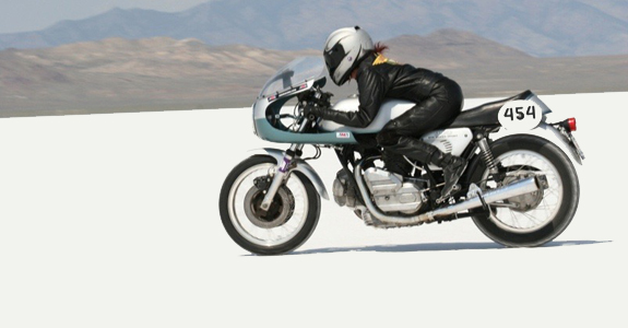 sue_ducati_900_on_the_salt_2